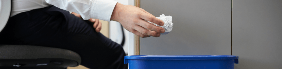 Déposer du papier dans le panier de recyclage